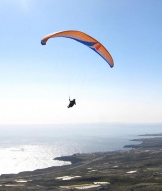sobrevolando la costa en parapente